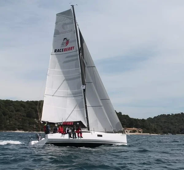 Pogo 12.50 - Boatscribe.com
