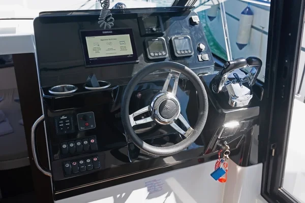 Merry Fisher 1095 - Boatscribe.com