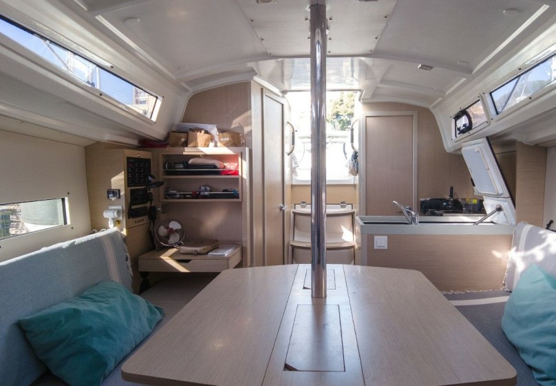 Oceanis 30.1 - Boatscribe.com