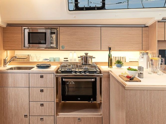 Bavaria 42 Cruiser - Boatscribe.com