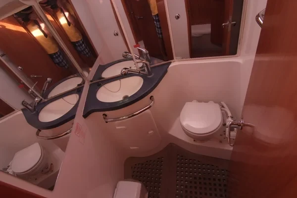 Bavaria 42 Cruiser - Boatscribe.com