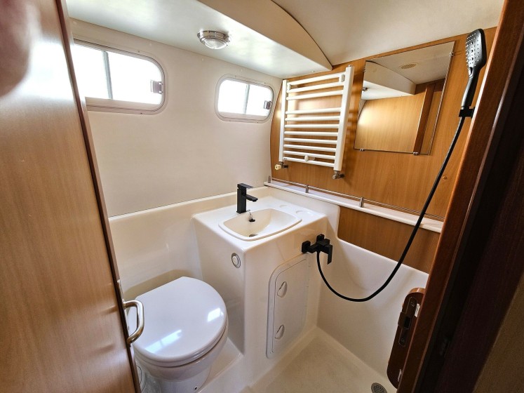 Tarpon 37 - Boatscribe.com