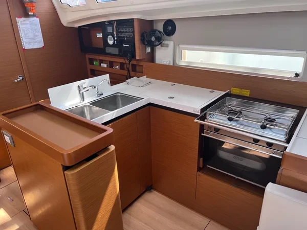 Sun Odyssey 410 - Boatscribe.com
