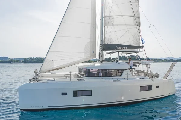 Lagoon 42 - Boatscribe.com