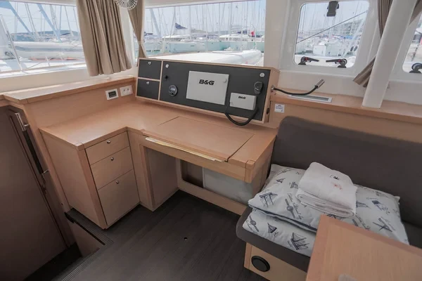 Lagoon 450 F - Boatscribe.com