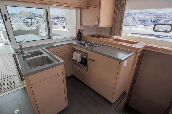 Lagoon 450 F - Boatscribe.com