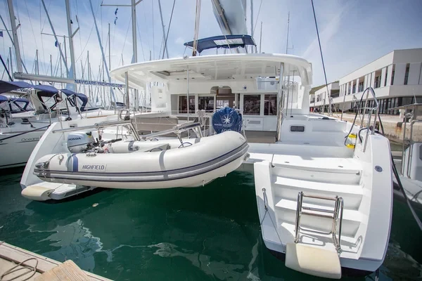 Lagoon 450 F - Boatscribe.com