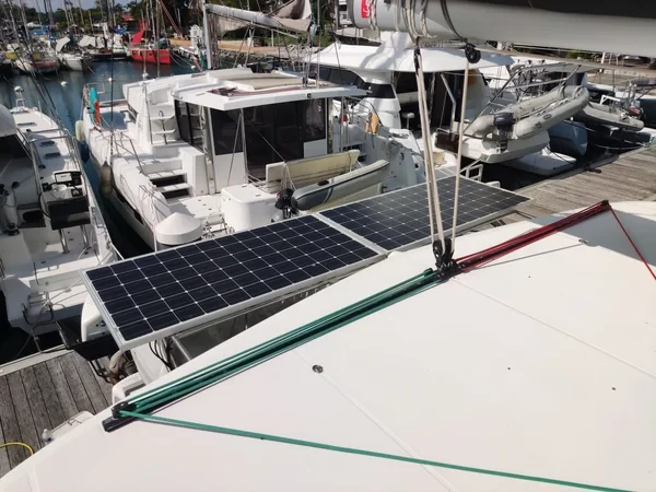 Lagoon 42 - Boatscribe.com