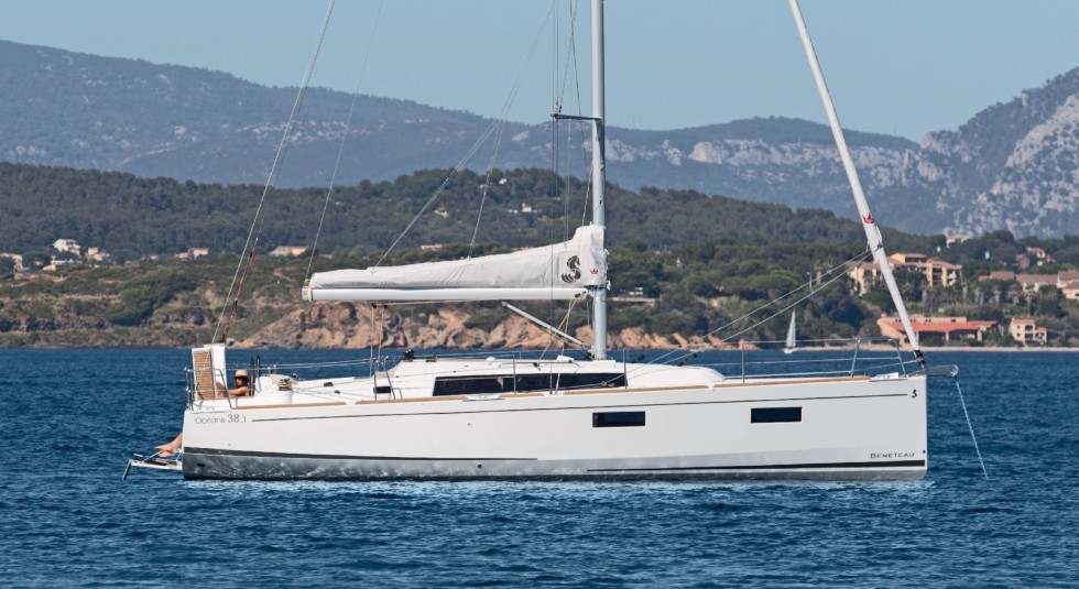 Oceanis 38.1 - Boatscribe.com