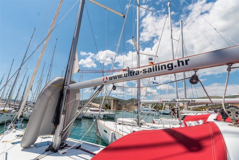 Oceanis 41 - Boatscribe.com