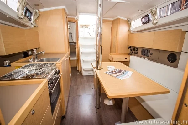 Oceanis 35 - Boatscribe.com