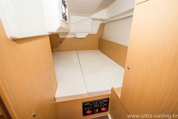 Oceanis 35 - Boatscribe.com