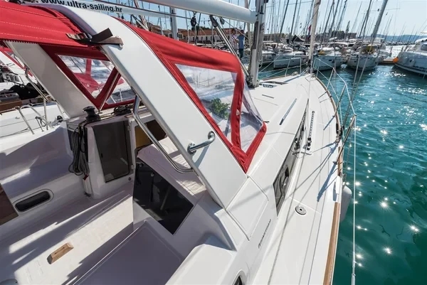 Oceanis 38 - Boatscribe.com