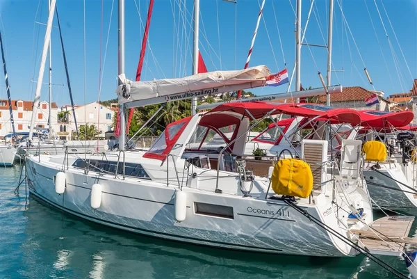 Oceanis 41.1 - Boatscribe.com