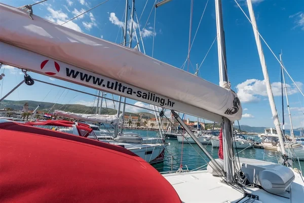 Oceanis 41.1 - Boatscribe.com