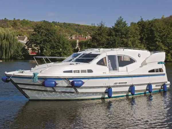 Europa 300 - Boatscribe.com