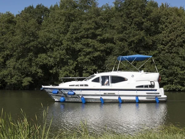 Europa 300 - Boatscribe.com