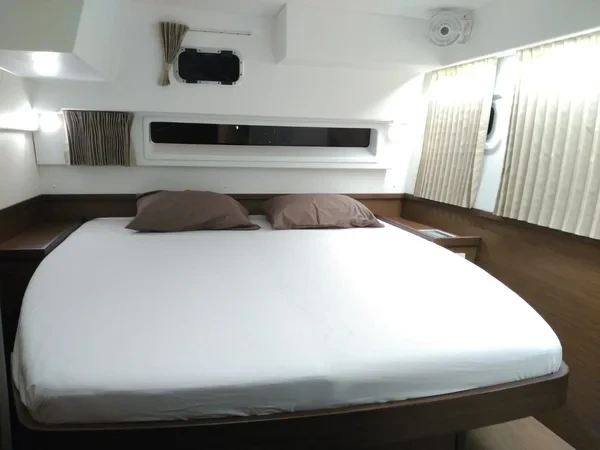 Lagoon 42 - Boatscribe.com