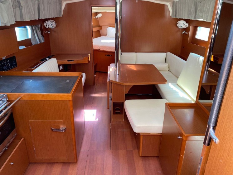 Oceanis 41.1 - Boatscribe.com