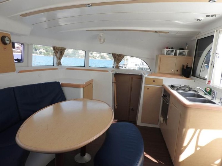 Lagoon 380 - Boatscribe.com