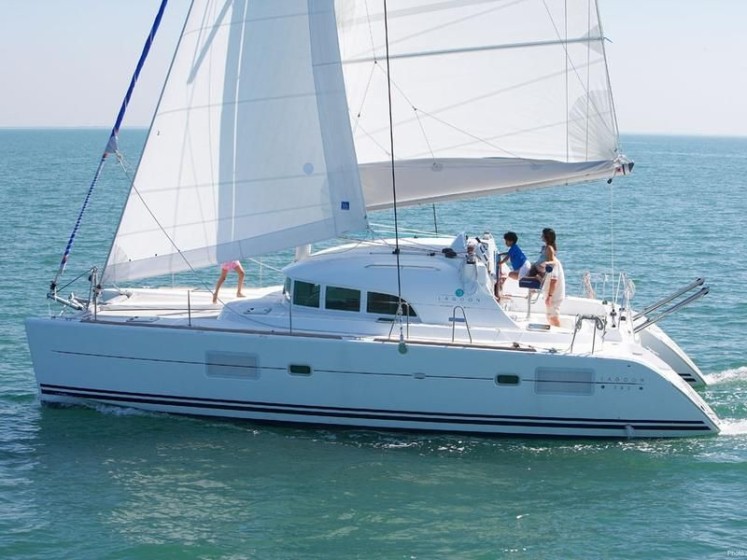 Lagoon 380 - Boatscribe.com