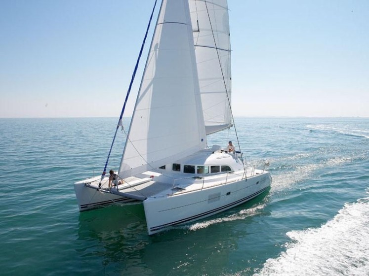 Lagoon 380 - Boatscribe.com
