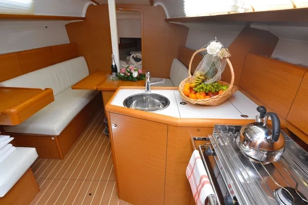 Sun Odyssey 33i - Boatscribe.com