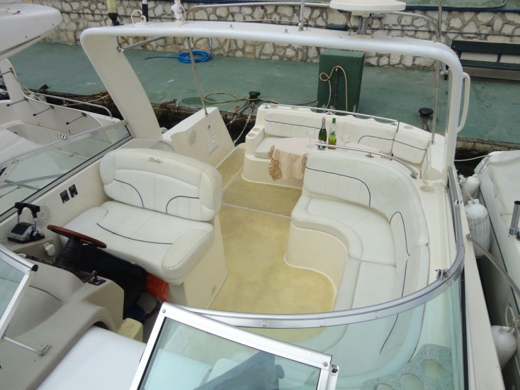 Rinker Fiesta Vee 310 - Boatscribe.com