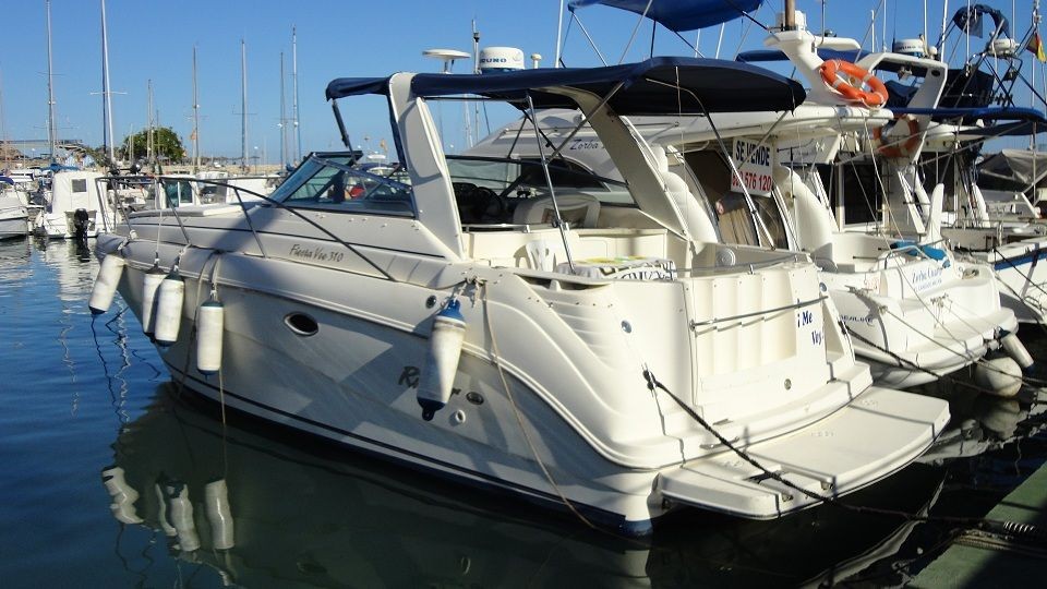 Rinker Fiesta Vee 310 - Boatscribe.com