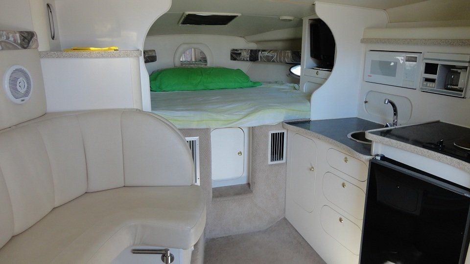 Rinker Fiesta Vee 310 - Boatscribe.com