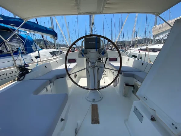 Oceanis 34 - Boatscribe.com