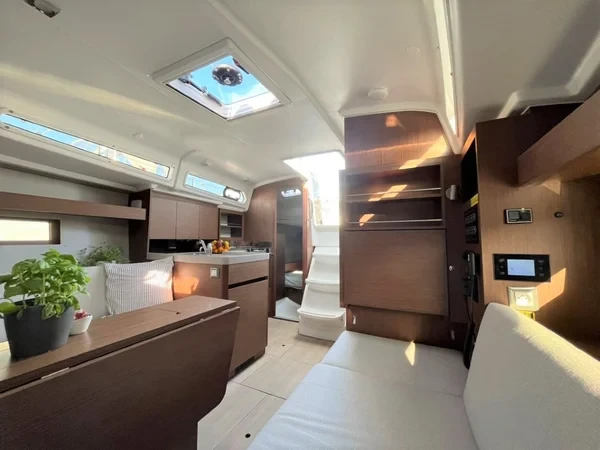 Oceanis 34.1 - Boatscribe.com