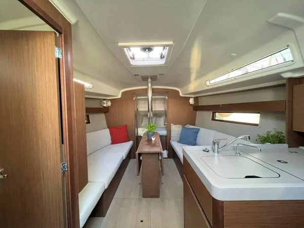 Oceanis 34.1 - Boatscribe.com
