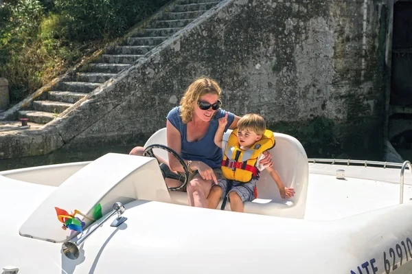 Houseboat - Boatscribe.com