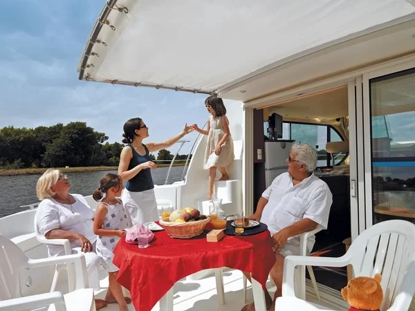 Houseboat - Boatscribe.com