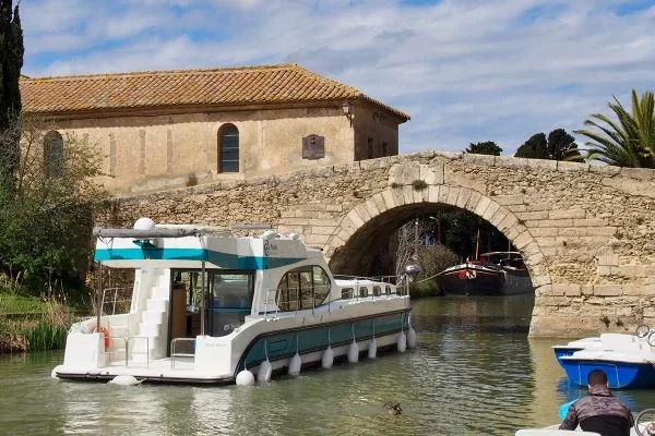 Houseboat - Boatscribe.com
