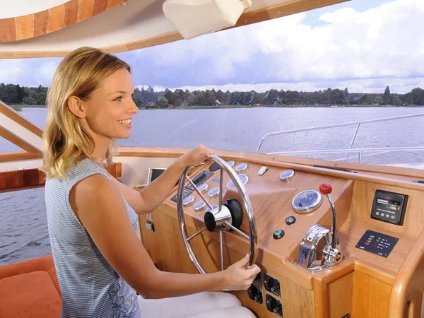 Europa 700 - Boatscribe.com