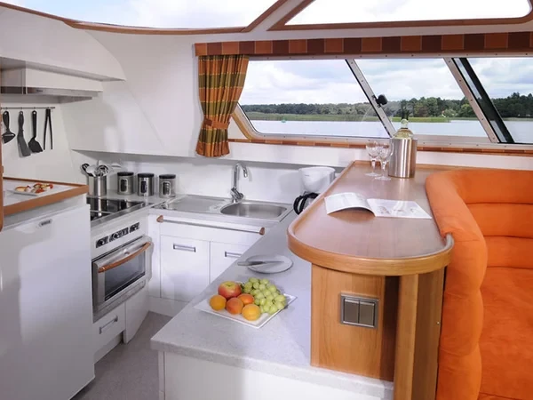 Europa 700 - Boatscribe.com