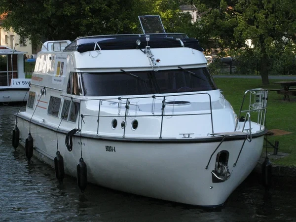 Europa 700 - Boatscribe.com