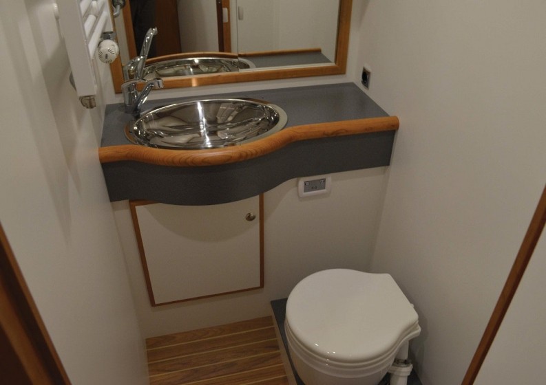 Houseboat - Boatscribe.com