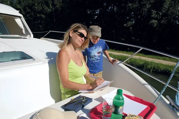 Houseboat - Boatscribe.com