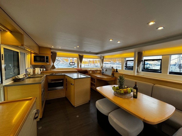 Lagoon 450 F - Boatscribe.com