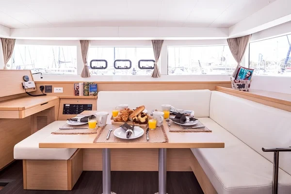Lagoon 39 - Boatscribe.com