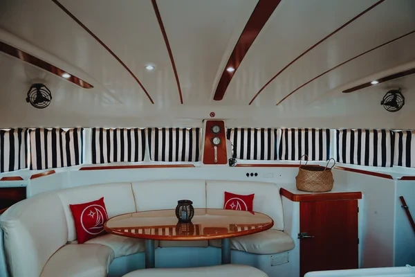 Lagoon 380 - Boatscribe.com