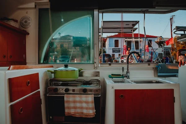 Lagoon 380 - Boatscribe.com
