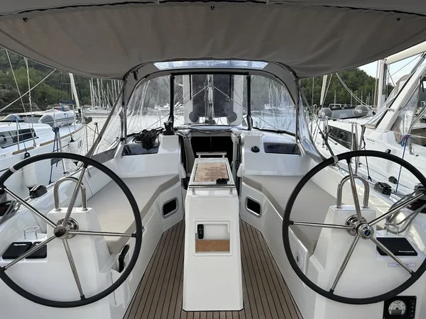 Oceanis 34.1 - Boatscribe.com