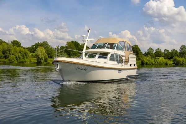 Grand Sturdy 30 - Boatscribe.com
