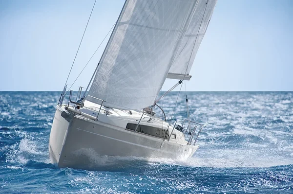 Bavaria 33 Cruiser - Boatscribe.com