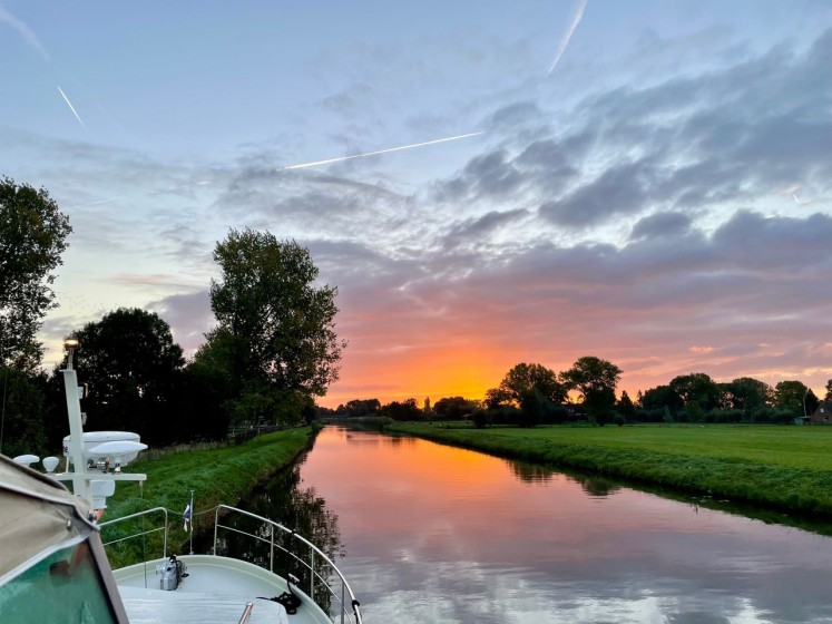 Grand Sturdy 40.9 AC - Boatscribe.com