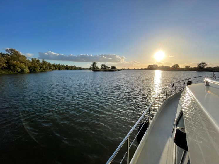 Grand Sturdy 40.9 AC - Boatscribe.com